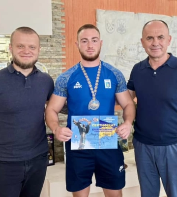 Хустянин Арсеній Теплухін став переможцем на змаганнях із пауреліфтингу в Києві