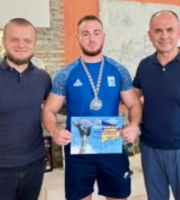 Хустянин Арсеній Теплухін став переможцем на змаганнях із пауреліфтингу в Києві