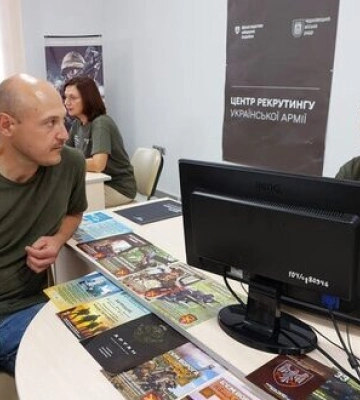 У Чернівцях відкрився центр рекрутингу української армії. Це вже 33-й в Україні. ФОТО