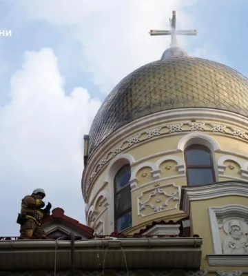 В Одесі через влучання блискавки загорівся чоловічий монастир