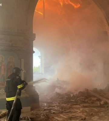 &quot;Центральний купол згорів. Думали, відновимо&quot;. Росіяни вчетверте обстріляли 110-річний храм Донеччини — горів до ранку