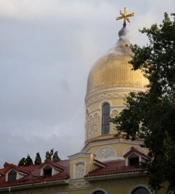 В Одесі загорілась церква УПЦ МП: ймовірно вдарила блискавка (ВІДЕО)