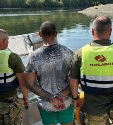 Опасный заплыв через Днестр — в Винницкой области мужчина пытался выплыть за границу, видео