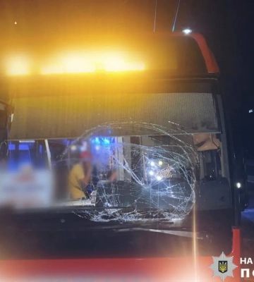 На Киевщине автобус сбил пешехода на переходе: мужчина госпитализирован