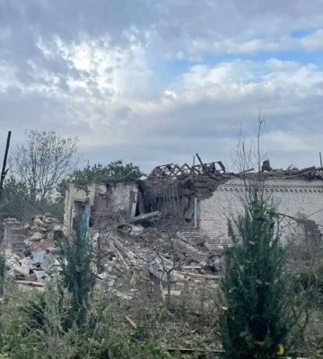 Армия рф ночью попала авиабомбой по дому в Донецкой области: под завалами погибла целая семья