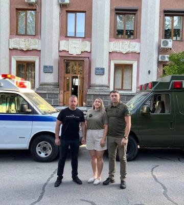 Дві швидкі на передову передали з США