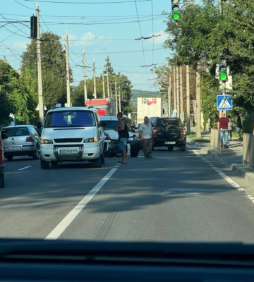 Авто потрощило: на Хотинській у Чернівцях сталась потрійна аварія