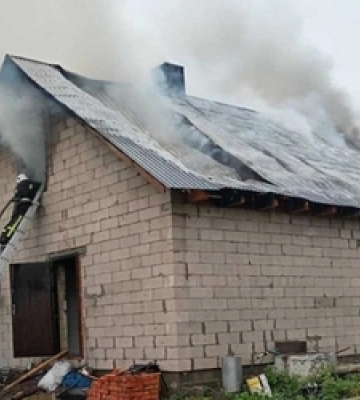 На Волині від удару блискавки загорілася хата 
