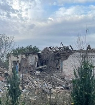 В Донецкой области россияне сбросили бомбу на частный дом, убив семью