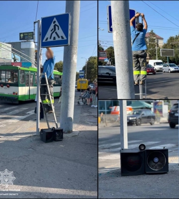 У Рівному водій вантажівки збив світлофор і поїхав далі