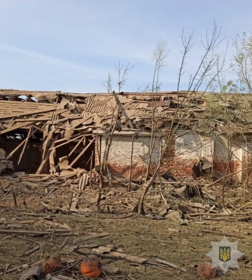Наслідки обстрілів Сумщини: пошкоджені будинки, авто, 3 підприємства, 2 магазини і комунальний заклад