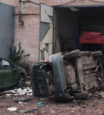 В Кривом Роге машины взрывной волной забросило на крышу
