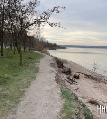 «Ерозія бере своє», — в адміністрації Заводського району Миколаєва розповіли, що з берегоукріпленням Намиву