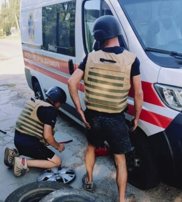 Який вигляд має автівка швидкої, яку 27 серпня у Херсоні російській військові атакували з дрона