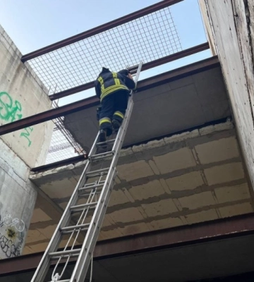 На Одещині рятувальники зняли хлопчика з другого поверху недобудови