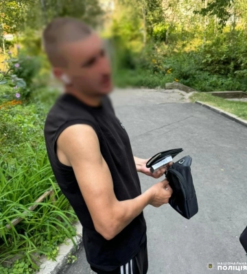 Побив та зірвав золотий ланцюжок: У Рівному слідчі повідомили грабіжнику про підозру