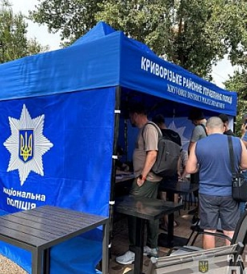 В Кривом Роге на месте ракетного удара развернули мобильный пункт полиции