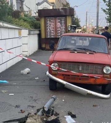 У Рівному водій вантажівки збив світлофор на очах у свідків і втік