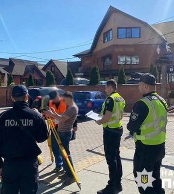 Захопив землю біля озера Тельбін та побудував кафе: у Києві бізнесмена підозрюють у "схемі". Фото