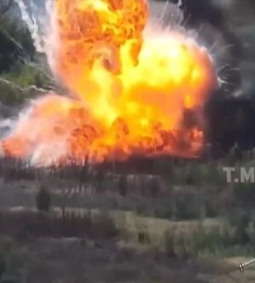 Мощная детонация российской БМП-2 в Донецкой области. ВИДЕО