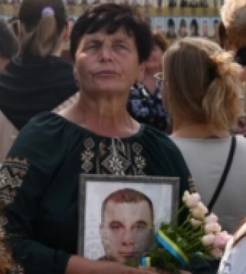 Час не лікує: у Луцьку жінки вийшли на акцію в памʼять про загиблих на війні рідних військових