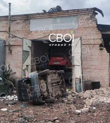 Сотні автомобілів постраждали від рашистської ракети в Кривому Розі: фото, відео