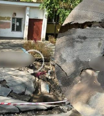 На Оболони провалился асфальт и образовалась пропасть