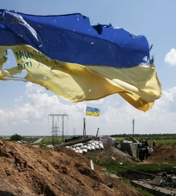 Спалила український прапор: на Хмельниччині поліцейські відкрили кримінальне провадження