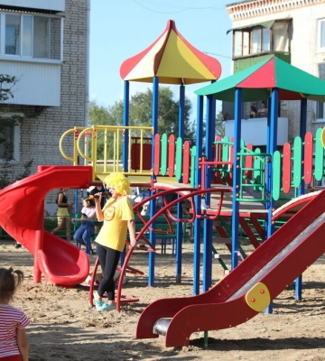 У Києві на дитячий майданчик впали уламки безпілотника