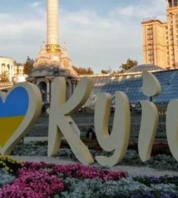 У Києві на дитячий майданчик впали уламки безпілотника
