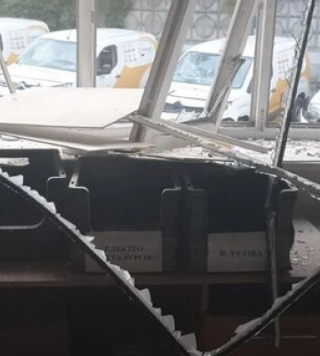 Центр "Укрпочты" в Никополе дроном атаковала РФ: Повреждено здание и грузовики. ФОТОрепортаж