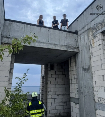 У Черкасах рятувальники зняли дітей з недобудови