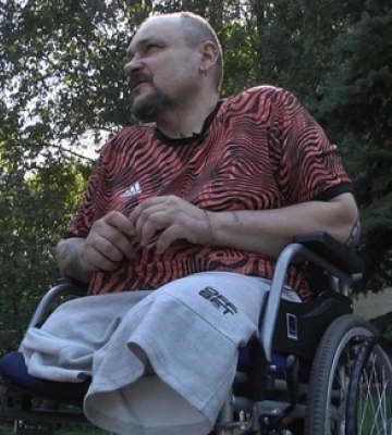Луцький ветеран живе в готелі, бо в його будинку досі не працює ліфт після ворожого обстрілу. ВІДЕО