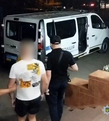 В Одесі двоє чоловіків побили та пограбували молодика, - ФОТО