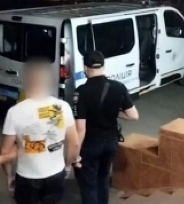 В Одесі поліцейські затримали двох приїжджих чоловіків, які пограбували місцевого молодика