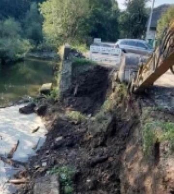 Дорожники ліквідують наслідки зсувів у Хустському районі