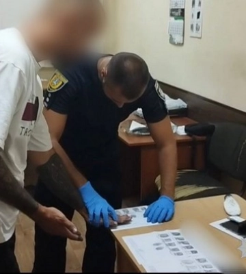 В Одесі поліцейські затримали двох приїжджих чоловіків, які пограбували місцевого молодика