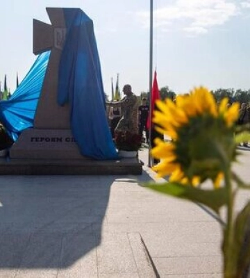 У Києві на Лісовому кладовищі відкрили монумент загиблим захисникам і захисницям України. ФОТОрепортаж