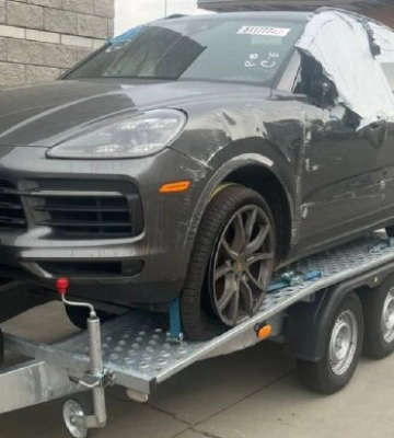 Для ВПО, чи для пенсіонерів? До Львівської митниці під виглядом гуманітарки приїхав Porsche Cayenne