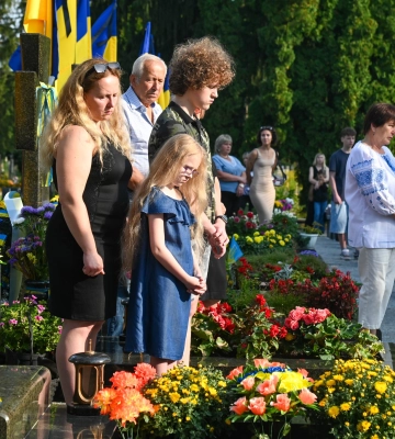 У Рівному вшанували захисників на Алеї героїв (ФОТО)