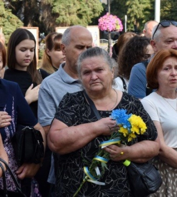 Панахида та погашення марки: у Луцьку вшанували пам’ять захисників України