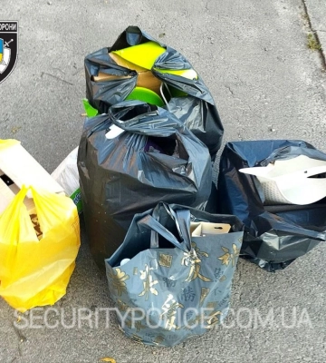 У Рівному розшукують жінку, яка зробила покупки на майже 5 тисяч гривень і залишила на дорозі