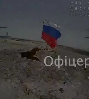 На терриконе в районе Михайловки в Покровском районе украинские военные дроном сбили флаг РФ