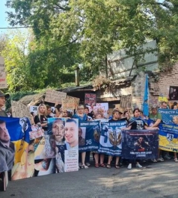 «Ганьба»: Рідні полонених прийшли до Червоного Хреста з вимогою