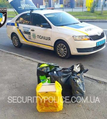 У Рівному розшукують жінку, яка зробила покупки на майже 5 тисяч гривень і залишила на дорозі
