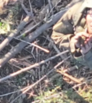 У мережі показали, як росіянин здавався у полон дрону ЗСУ