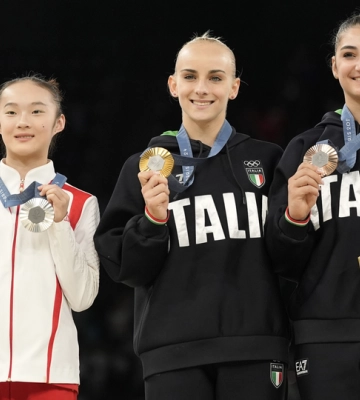 Гімнастка завоювала срібло на Олімпіаді-2024, але продовжує працювати в сімейному ресторані