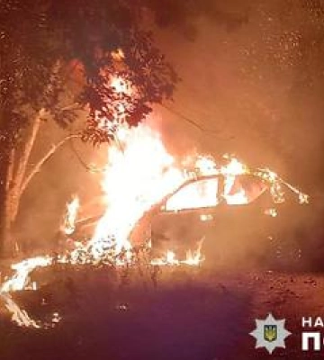 На Полтавщині нетверезий кермувальник протаранив дерево після чого авто загорілося