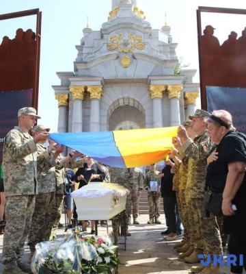 У Києві на Михайлівській площі прощаються з активісткою та військовою Наталією Кузнєцовою