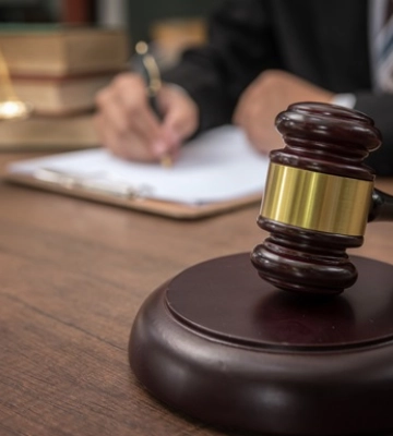Суд взыскал в доход государства квартиру руководителя одного из ТЦК